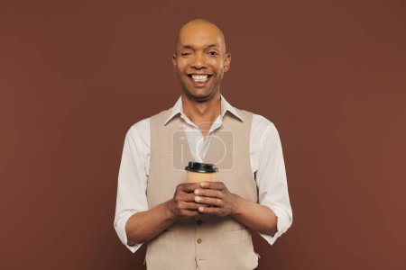 inclusión, hombre afroamericano feliz y audaz con síndrome de miastenia gravis, de pie con taza de papel, hombre de piel oscura con enfermedad crónica sobre fondo marrón, café para llevar 