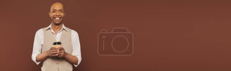 Inklusion, fröhlicher und mutiger afrikanisch-amerikanischer Mann mit Myasthenia-Gravis-Syndrom, stehend mit Pappbecher, dunkelhäutiger Mann mit chronischer Krankheit auf braunem Hintergrund, Coffee to go, Banner