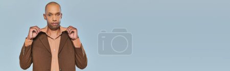 Téléchargez les photos : Syndrome oculaire, déficience physique, homme afro-américain gras avec myasthénie grave debout sur fond gris, personne à la peau foncée en tenue formelle ajustant le col de la chemise, inclusion, bannière - en image libre de droit