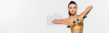 Femme confiante dans l'entraînement de soutien-gorge de sport avec haltères isolés sur blanc, bannière