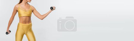 Foto de Mujer en desgaste activo, ejercicio con pesas, fondo blanco, motivación, cuerpo tonificado, bandera - Imagen libre de derechos