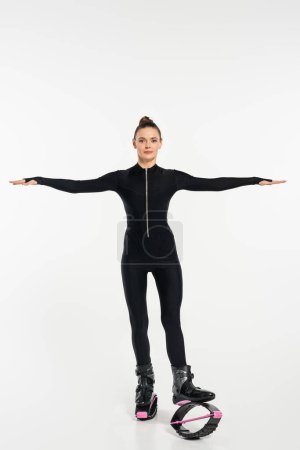 Kangoo-Jumping-Konzept, Frau mit ausgestreckten Händen auf weißem Hintergrund, Sport und Fitness 
