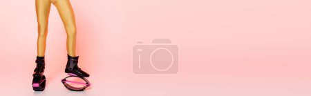 Téléchargez les photos : Bottes de saut, recadré, femme en kangoo chaussures de saut, fond rose, motivation, bannière - en image libre de droit