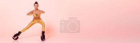 Téléchargez les photos : Endurance et équilibre, femme en chaussures de saut kangoo faisant de l'exercice sur fond rose, bannière - en image libre de droit