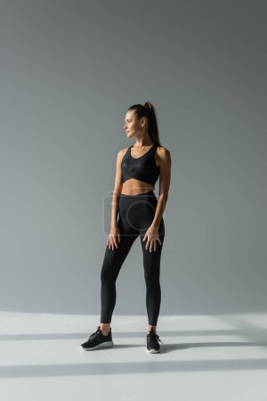 Foto de Entrenamiento, mujer en sujetador deportivo, zapatillas y leggings, atuendo deportivo, deporte y concepto de fitness - Imagen libre de derechos