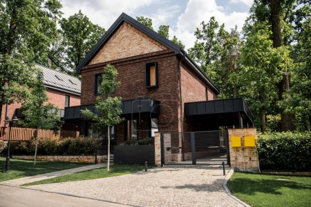 Téléchargez les photos : Maison spacieuse avec murs de briques et design moderne dans la ville de chalet - en image libre de droit