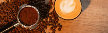 Téléchargez les photos : Vue du haut du support avec café près de cappuccino sur les grains de café dans le café, bannière - en image libre de droit