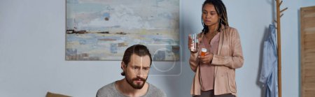 Téléchargez les photos : Femme afro-américaine tenant des pilules et un verre d'eau, regardant l'homme stressé, avortement, bannière - en image libre de droit