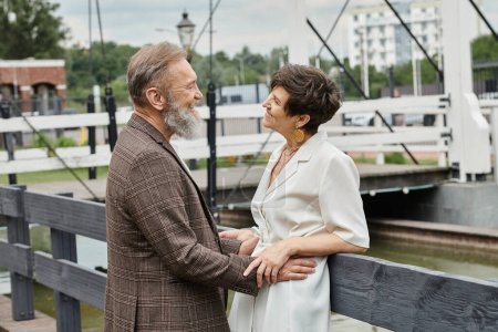 ältere Zuneigung, glücklicher bärtiger Mann schaut Frau an, älteres Paar, Mann und Frau, Romantik