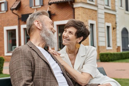 Foto de Feliz anciana mirando al hombre barbudo, romance, marido y mujer, fondo urbano, amor - Imagen libre de derechos