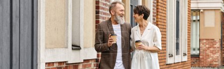 glückliches Seniorenpaar, das mit Kaffee in der Nähe des Gebäudes spaziert, älterer Mann und Frau, Lachen, Transparent