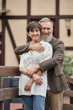 bärtige Mann umarmt Frau, Mann und Frau, Senior Romantik, glücklich, alternde Bevölkerung, im Freien