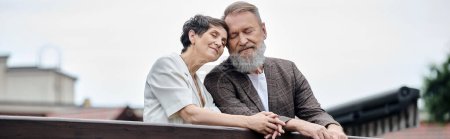 Téléchargez les photos : Couple heureux debout ensemble sur le pont, amour âgé, homme et femme avec les yeux fermés, bannière - en image libre de droit