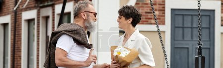 heureux couple âgé, femme tenant bouquet et regardant homme, romance, bannière, mari femme