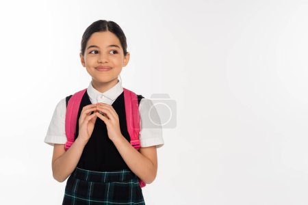 glückliches Schulmädchen mit Idee, Kreativität, wegschauen isoliert auf weiß, mit Rucksack stehen