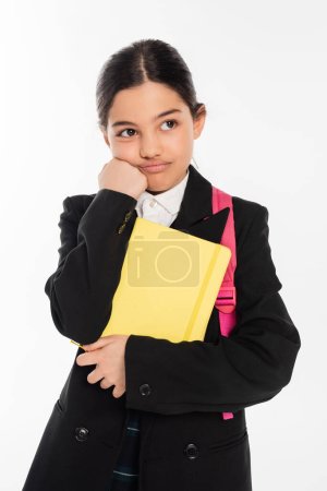écolière ennuyée debout avec des cahiers isolés sur blanc, retour à l'école, élève mécontent