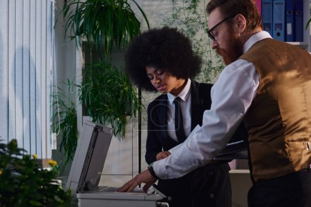 hombre de negocios barbudo con documentos que explican a la mujer afroamericana cómo usar una fotocopiadora en la oficina