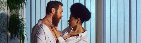 Téléchargez les photos : Romance de bureau, homme d'affaires tatoué barbu et femme afro-américaine embrassant la nuit, bannière - en image libre de droit