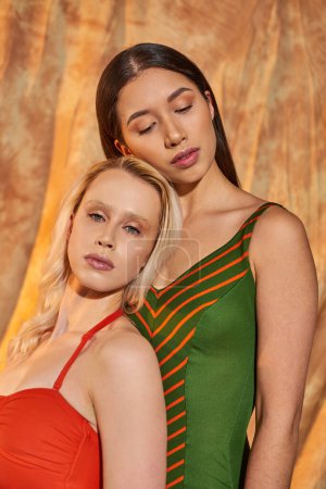 Porträt, multiethnische Models in Badebekleidung posieren vor beigem Hintergrund mit Draperie, Vielfalt und Stil