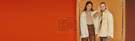 Téléchargez les photos : Automne mode, modèles interracial en vêtements d'automne posant sur fond pastel multicolore, bannière - en image libre de droit