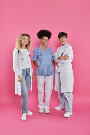Foto de Generaciones, colegas médicos, oncólogas, concepto de conciencia sobre el cáncer de mama, campaña - Imagen libre de derechos