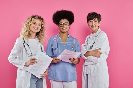 Generationen, glückliche medizinische Kollegen, weibliche Onkologen, Brustkrebs-Aufklärungskonzept, Lächeln