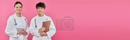 Téléchargez les photos : Femmes oncologues, médecins âge numérique, tablette, dossier, médical, sensibilisation au cancer du sein, bannière - en image libre de droit