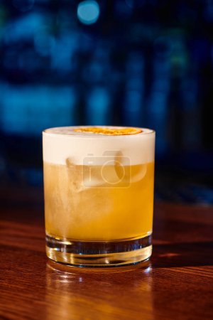 eisiges Glas pikanter Whiskey Sour mit Zitronengarnierung mit Bar im Hintergrund, Konzept