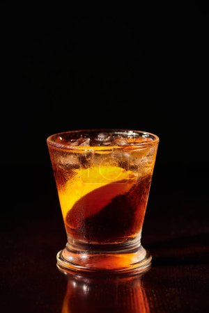 ästhetischer tropischer Mai Tai Cocktail mit Eis und Zitronenscheibe auf schwarzem Hintergrund, Konzept