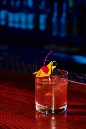 ästhetisches durstlöschendes Glas Negroni mit Kirsche mit Bar auf Hintergrund, Konzept