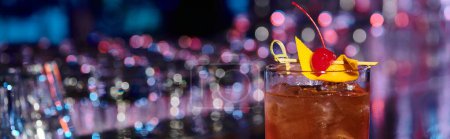 eiskalte negroni dekoriert mit cocktail cherry mit bar auf hintergrund, konzept, banner