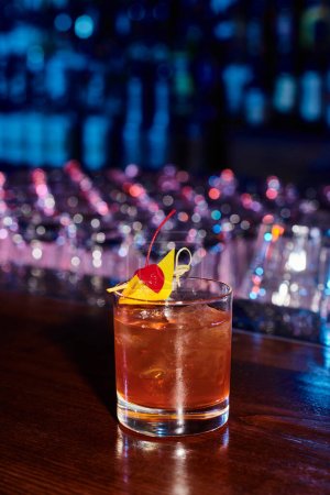 Esthétique délicieux cocktail negroni décoré avec cerise sur le comptoir du bar, concept
