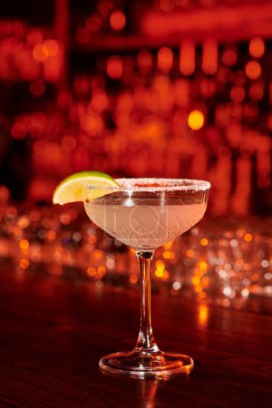 Téléchargez les photos : Cocktail de margarita sophistiqué garni de tranches de citron vert et de glace sur le comptoir du bar, concept - en image libre de droit