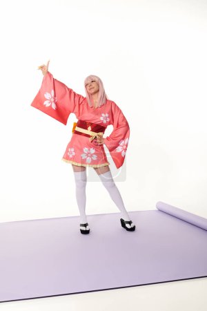 ausdrucksstarke Frau im Anime-Stil im rosa Kimono mit der Hand auf der Hüfte, die nach oben zeigt, mit dem Finger auf weiß
