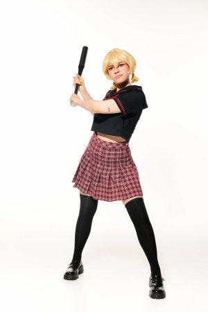 longitud completa de la mujer disgustada en uniforme escolar con bate de béisbol en blanco, personaje de anime