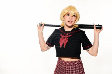 Flirty Anime Frau in Schuluniform und Perücke mit Baseballschläger und herausstreckender Zunge auf weiß