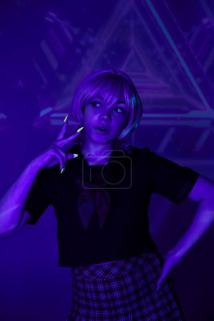 Blonde Frau in Schuluniform mit Hand an der Hüfte und Siegeszeichen in blauem Neonlicht im Anime-Stil