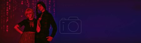 Téléchargez les photos : Anime style femme tirant cravate de l'homme dans la lumière au néon rouge sur fond bleu et violet, bannière - en image libre de droit