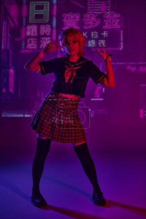 Cosplay-Frau in Schuluniform zeigt Siegeszeichen auf lila Neonkulisse mit Hieroglyphen