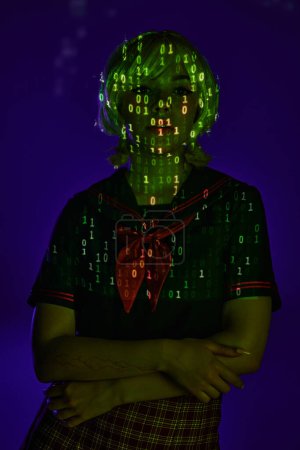 junge Studentin in Neon-Programmiercode-Projektion auf blauem Hintergrund, Cosplay-Charakter