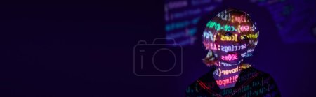 Téléchargez les photos : Jeune femme cosplay dans la projection colorée de symboles de programmation au néon sur fond bleu, bannière - en image libre de droit