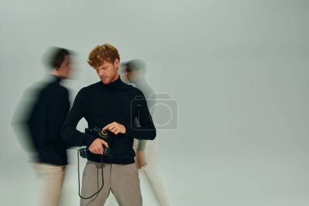 Langzeitbelichtungsfoto eines multikulturellen Trios in schwarzen Rollkragenpullovern mit Retro-Telefon, Männerpower