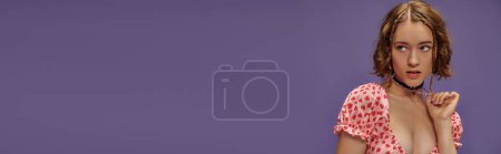 Téléchargez les photos : Jolie jeune femme en haut recadré avec des cœurs touchant collier étrangleur avec des perles sur violet, bannière - en image libre de droit