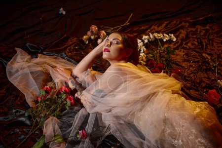 Charmante junge Frau in romantischem transparentem Kleid zwischen blühenden Blumen liegend, geschlossene Augen