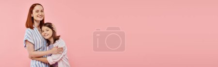 femme heureuse avec fille adolescente en tenue décontractée élégante regardant la caméra sur fond rose, bannière