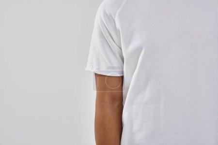 modisches afrikanisch-amerikanisches Männermodel in lässigem weißem T-Shirt, Kopierfläche für Werbung