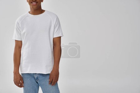 Téléchargez les photos : Élégant homme afro-américain en jeans décontractés à la mode et t-shirt blanc, espace de copie pour la publicité - en image libre de droit