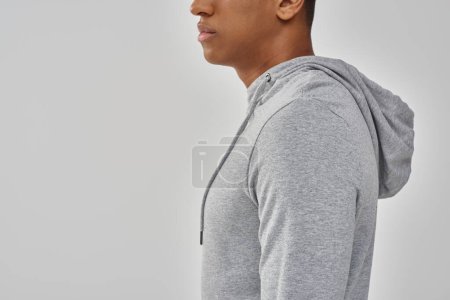 eleganter afrikanisch-amerikanischer Mann in lässigem Sweatshirt auf weißem Hintergrund, Kopierfläche für Werbung