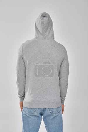 stylischer afrikanisch-amerikanischer Mann in grauem lässigem Sweatshirt und Jeans, Kopierraum für Werbung