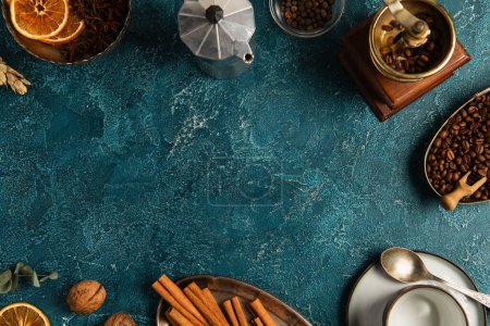 Téléchargez les photos : Café thanksgiving, pot geyser et broyeur manuel près bâtons de cannelle sur la surface rustique bleue - en image libre de droit